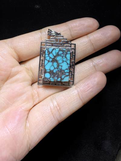 湖北原矿绿松石乌兰花吊坠挂件无事牌男女款，高瓷蓝乌兰花网纹平安无事牌，无染色，无过蜡，无注胶，天然铁线清晰可见，瓷度一流，纯银镶嵌。裸石尺寸：2.0cm＊1.7cm＊0.85cm