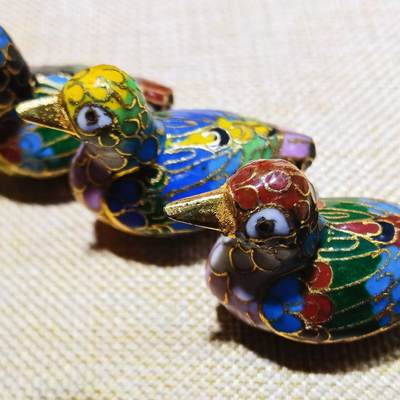 创汇时期出品景泰蓝鸭子摆件，鸭子于古代时为吉祥富贵的象征,寓意状元,器型精美,细致入微,羽翅清晰,栩栩如生多工艺考究,全品实拍。尺寸：5.0cm*3.7cm