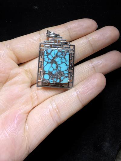 湖北原矿绿松石乌兰花吊坠挂件无事牌男女款，高瓷蓝乌兰花网纹平安无事牌，无染色，无过蜡，无注胶，天然铁线清晰可见，瓷度一流，纯银镶嵌。裸石尺寸：2.0cm＊1.7cm＊0.85cm