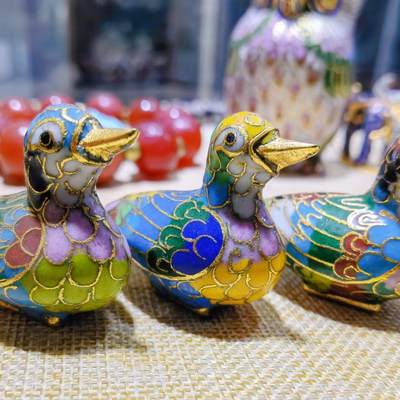 创汇时期出品景泰蓝鸭子摆件，鸭子于古代时为吉祥富贵的象征,寓意状元,器型精美,细致入微,羽翅清晰,栩栩如生多工艺考究,全品实拍。尺寸：5.0cm*3.7cm