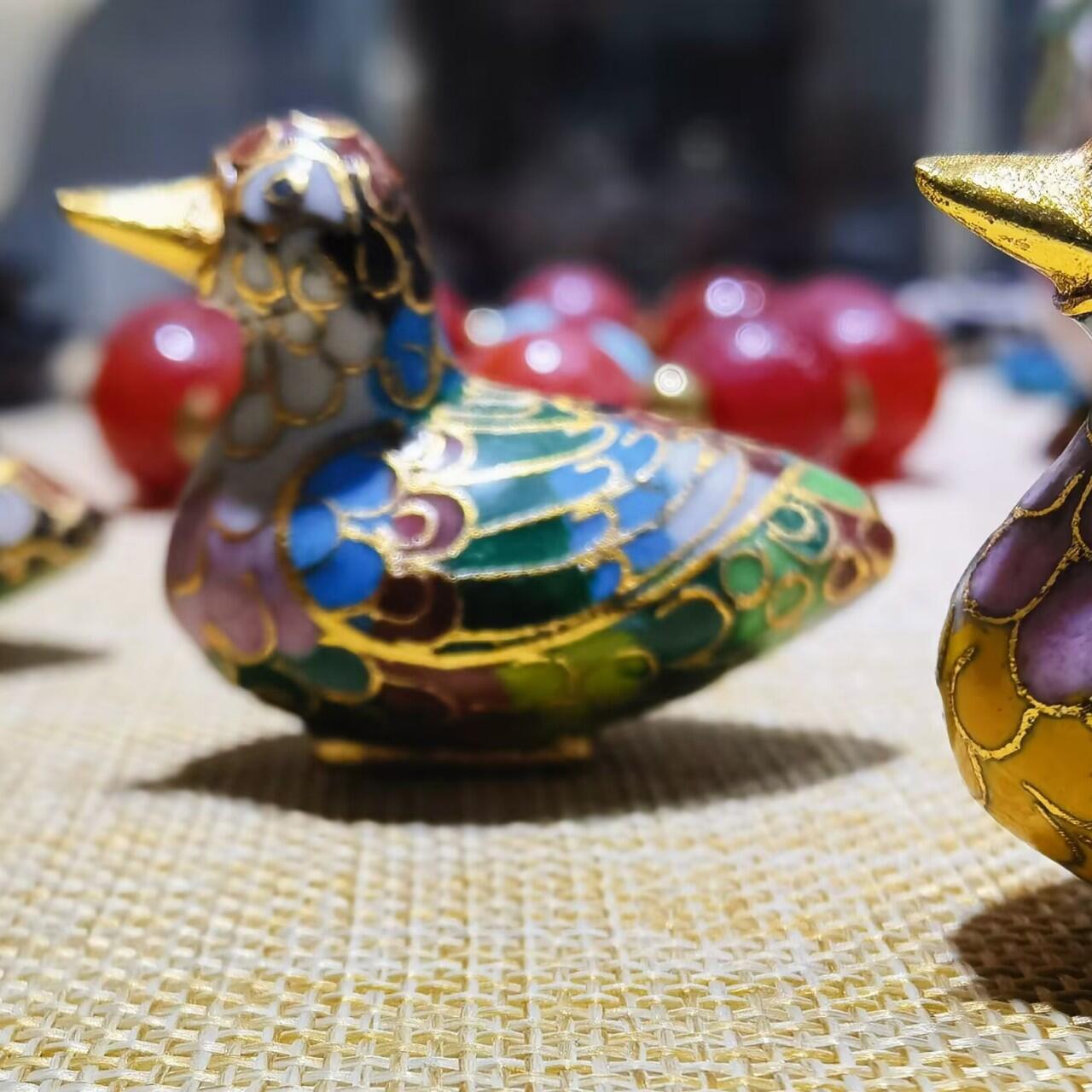 创汇时期出品景泰蓝鸭子摆件，鸭子于古代时为吉祥富贵的象征,寓意状元,器型精美,细致入微,羽翅清晰,栩栩如生多工艺考究,全品实拍。尺寸：5.0cm*3.7cm