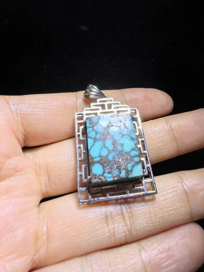 湖北原矿绿松石乌兰花吊坠挂件无事牌男女款，高瓷蓝乌兰花网纹平安无事牌，无染色，无过蜡，无注胶，天然铁线清晰可见，瓷度一流，纯银镶嵌。裸石尺寸：2.0cm＊1.7cm＊0.85cm