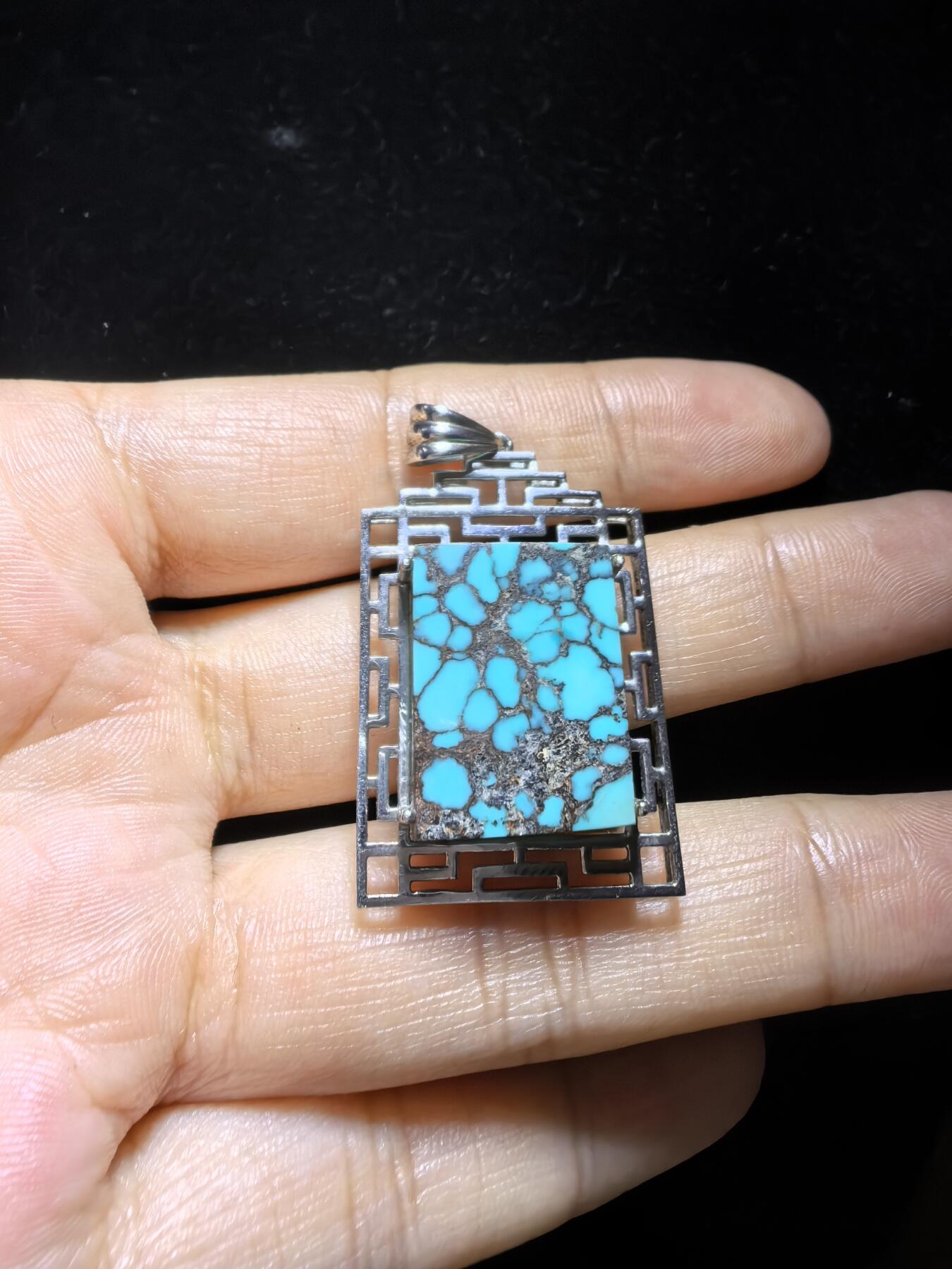 湖北原矿绿松石乌兰花吊坠挂件无事牌男女款，高瓷蓝乌兰花网纹平安无事牌，无染色，无过蜡，无注胶，天然铁线清晰可见，瓷度一流，纯银镶嵌。裸石尺寸：2.0cm＊1.7cm＊0.85cm