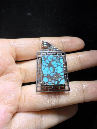 湖北原矿绿松石乌兰花吊坠挂件无事牌男女款，高瓷蓝乌兰花网纹平安无事牌，无染色，无过蜡，无注胶，天然铁线清晰可见，瓷度一流，纯银镶嵌。裸石尺寸：2.0cm＊1.7cm＊0.85cm