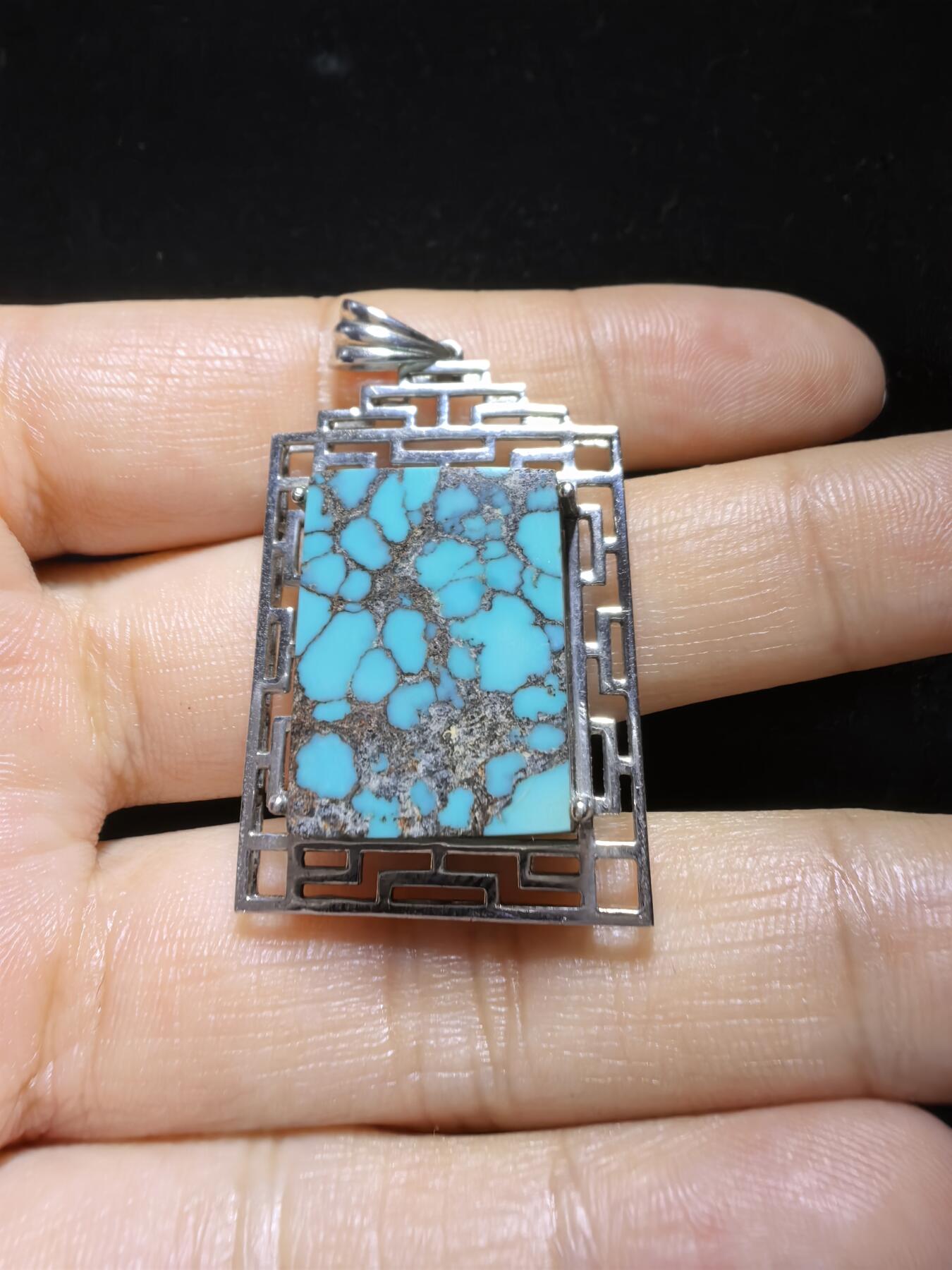 湖北原矿绿松石乌兰花吊坠挂件无事牌男女款，高瓷蓝乌兰花网纹平安无事牌，无染色，无过蜡，无注胶，天然铁线清晰可见，瓷度一流，纯银镶嵌。裸石尺寸：2.0cm＊1.7cm＊0.85cm