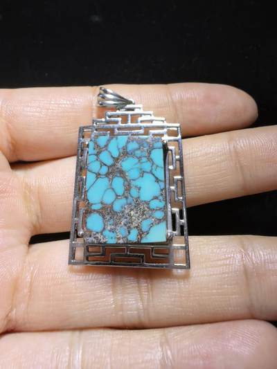 湖北原矿绿松石乌兰花吊坠挂件无事牌男女款，高瓷蓝乌兰花网纹平安无事牌，无染色，无过蜡，无注胶，天然铁线清晰可见，瓷度一流，纯银镶嵌。裸石尺寸：2.0cm＊1.7cm＊0.85cm