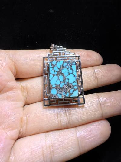 湖北原矿绿松石乌兰花吊坠挂件无事牌男女款，高瓷蓝乌兰花网纹平安无事牌，无染色，无过蜡，无注胶，天然铁线清晰可见，瓷度一流，纯银镶嵌。裸石尺寸：2.0cm＊1.7cm＊0.85cm