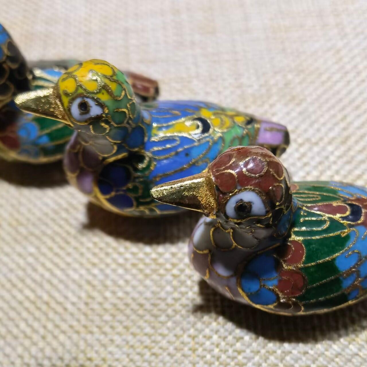 创汇时期出品景泰蓝鸭子摆件，鸭子于古代时为吉祥富贵的象征,寓意状元,器型精美,细致入微,羽翅清晰,栩栩如生多工艺考究,全品实拍。尺寸：5.0cm*3.7cm