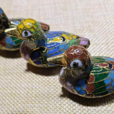 创汇时期出品景泰蓝鸭子摆件，鸭子于古代时为吉祥富贵的象征,寓意状元,器型精美,细致入微,羽翅清晰,栩栩如生多工艺考究,全品实拍。尺寸：5.0cm*3.7cm