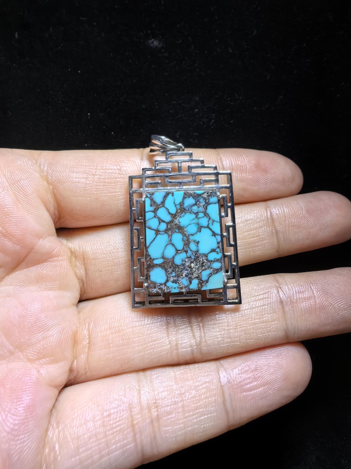 湖北原矿绿松石乌兰花吊坠挂件无事牌男女款，高瓷蓝乌兰花网纹平安无事牌，无染色，无过蜡，无注胶，天然铁线清晰可见，瓷度一流，纯银镶嵌。裸石尺寸：2.0cm＊1.7cm＊0.85cm