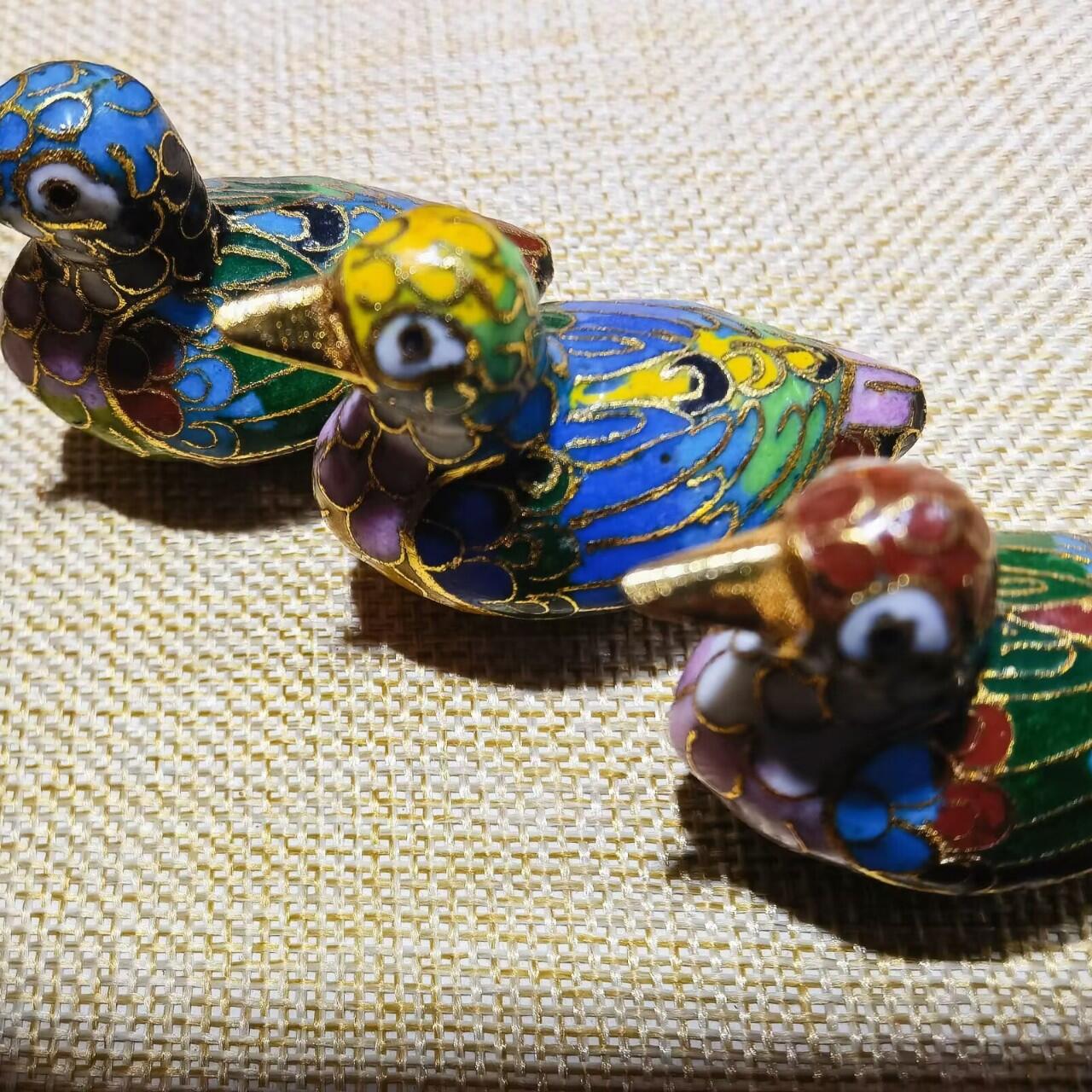 创汇时期出品景泰蓝鸭子摆件，鸭子于古代时为吉祥富贵的象征,寓意状元,器型精美,细致入微,羽翅清晰,栩栩如生多工艺考究,全品实拍。尺寸：5.0cm*3.7cm