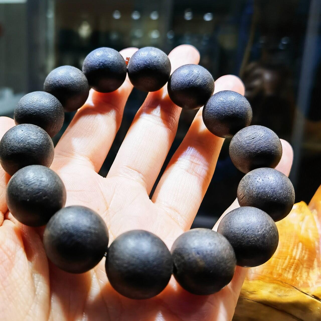 达拉干沉香手串佛珠男款，达拉干药沉，香味浓郁醇厚沁人心脾，佩戴会随人体体温发生变化表现出韵味的扩散性和极强的穿透力！尺寸：16克重：33.4