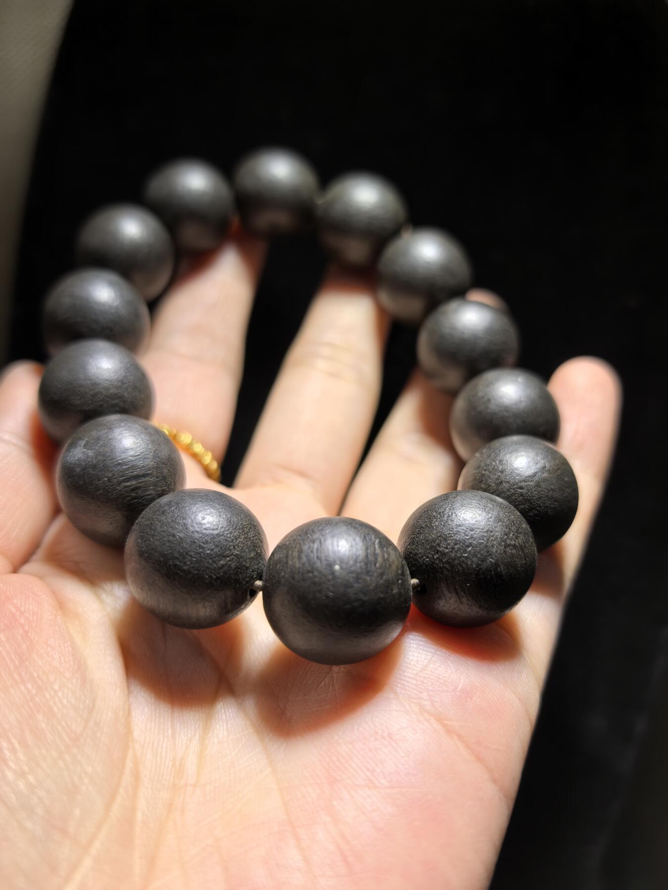 达拉干沉香手串佛珠男款，达拉干药沉，香味浓郁醇厚沁人心脾，佩戴会随人体体温发生变化表现出韵味的扩散性和极强的穿透力！尺寸：16克重：33.4