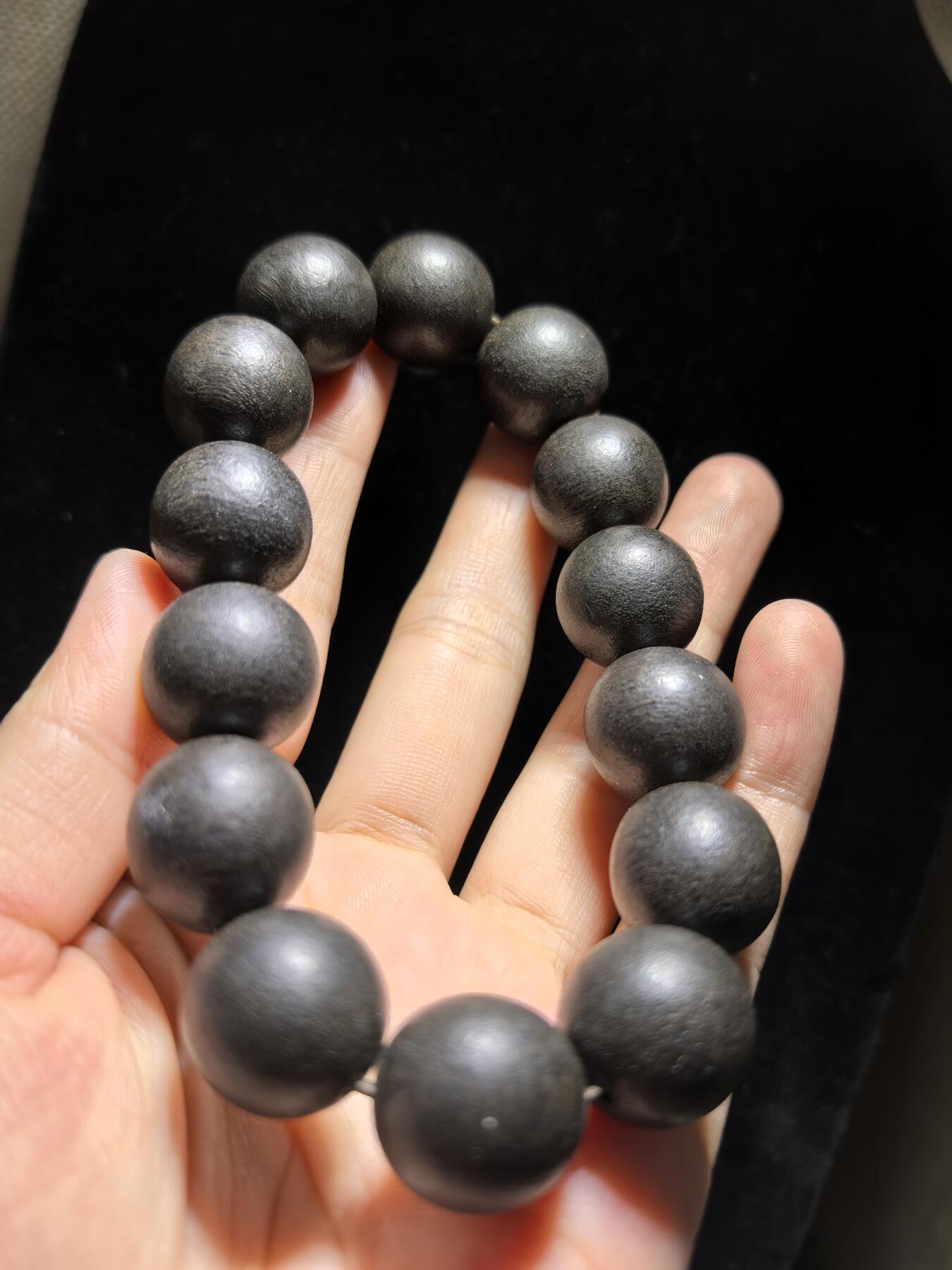 达拉干沉香手串佛珠男款，达拉干药沉，香味浓郁醇厚沁人心脾，佩戴会随人体体温发生变化表现出韵味的扩散性和极强的穿透力！尺寸：16克重：33.4