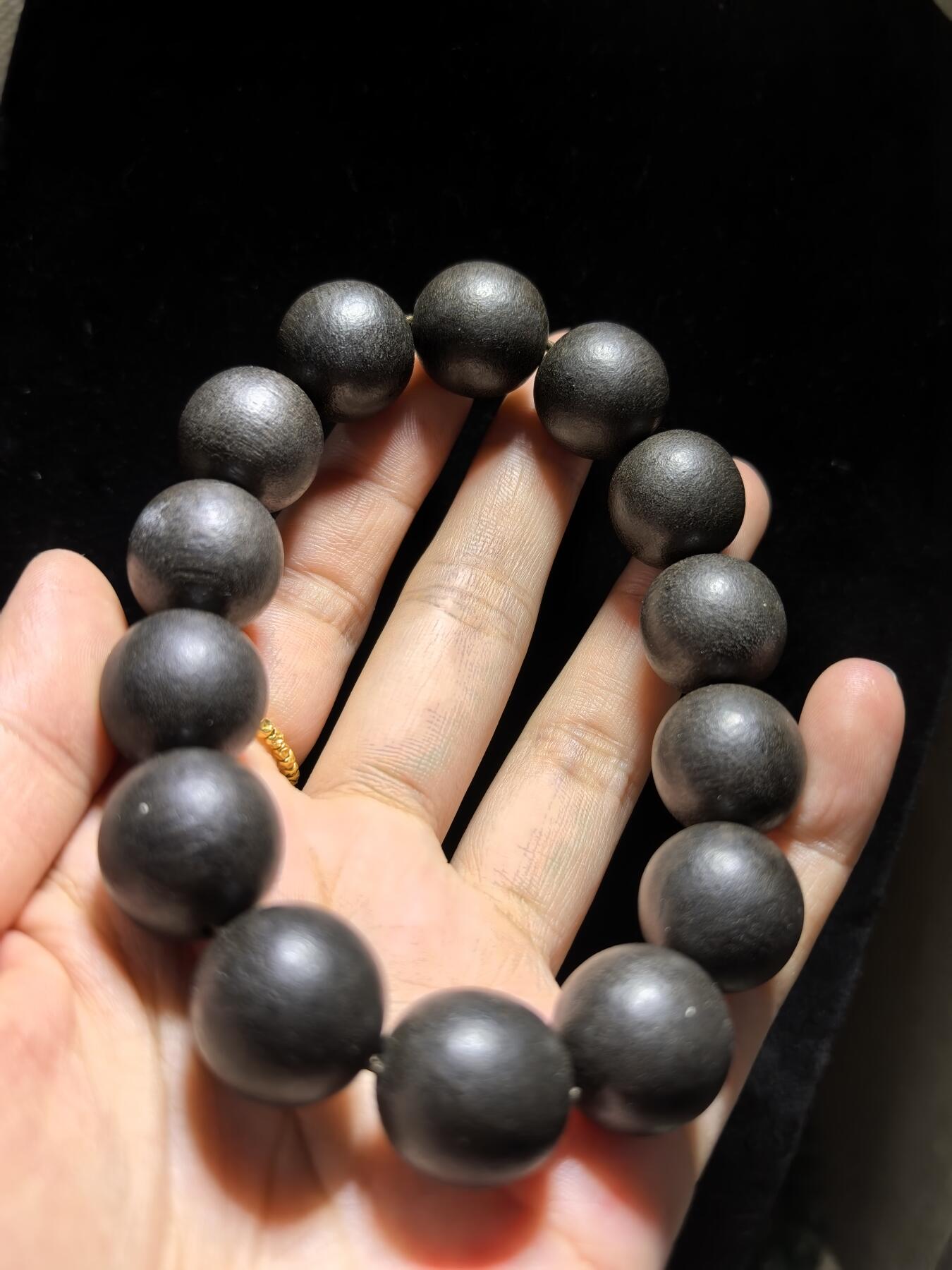 达拉干沉香手串佛珠男款，达拉干药沉，香味浓郁醇厚沁人心脾，佩戴会随人体体温发生变化表现出韵味的扩散性和极强的穿透力！尺寸：16克重：33.4