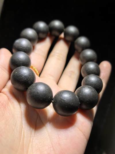 达拉干沉香手串佛珠男款，达拉干药沉，香味浓郁醇厚沁人心脾，佩戴会随人体体温发生变化表现出韵味的扩散性和极强的穿透力！尺寸：16克重：33.4