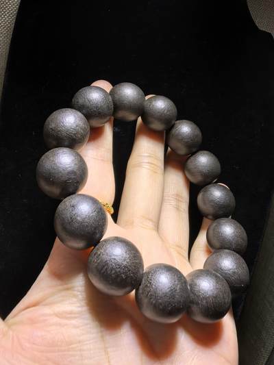 达拉干沉香手串佛珠男款，达拉干药沉，香味浓郁醇厚沁人心脾，佩戴会随人体体温发生变化表现出韵味的扩散性和极强的穿透力！尺寸：16克重：33.4