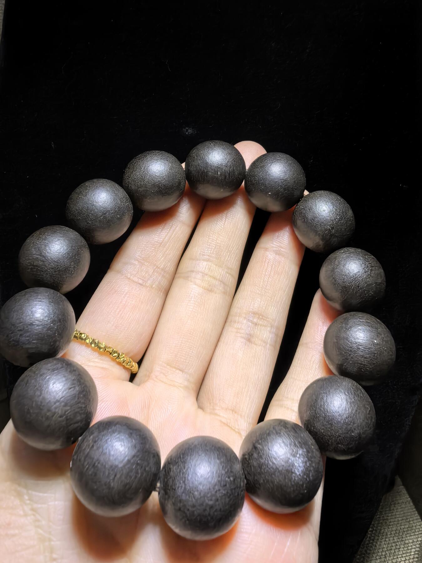 达拉干沉香手串佛珠男款，达拉干药沉，香味浓郁醇厚沁人心脾，佩戴会随人体体温发生变化表现出韵味的扩散性和极强的穿透力！尺寸：16克重：33.4