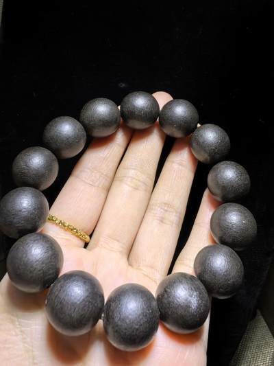 达拉干沉香手串佛珠男款，达拉干药沉，香味浓郁醇厚沁人心脾，佩戴会随人体体温发生变化表现出韵味的扩散性和极强的穿透力！尺寸：16克重：33.4