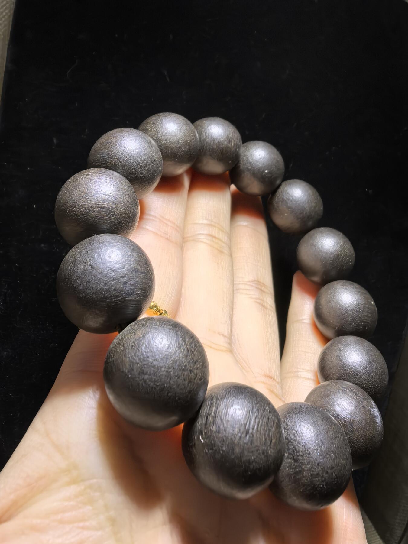 达拉干沉香手串佛珠男款，达拉干药沉，香味浓郁醇厚沁人心脾，佩戴会随人体体温发生变化表现出韵味的扩散性和极强的穿透力！尺寸：16克重：33.4