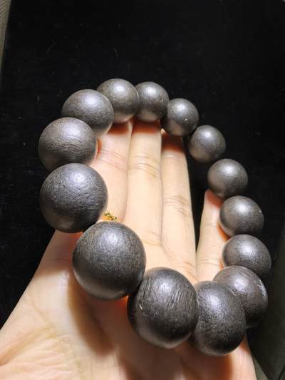 达拉干沉香手串佛珠男款，达拉干药沉，香味浓郁醇厚沁人心脾，佩戴会随人体体温发生变化表现出韵味的扩散性和极强的穿透力！尺寸：16克重：33.4