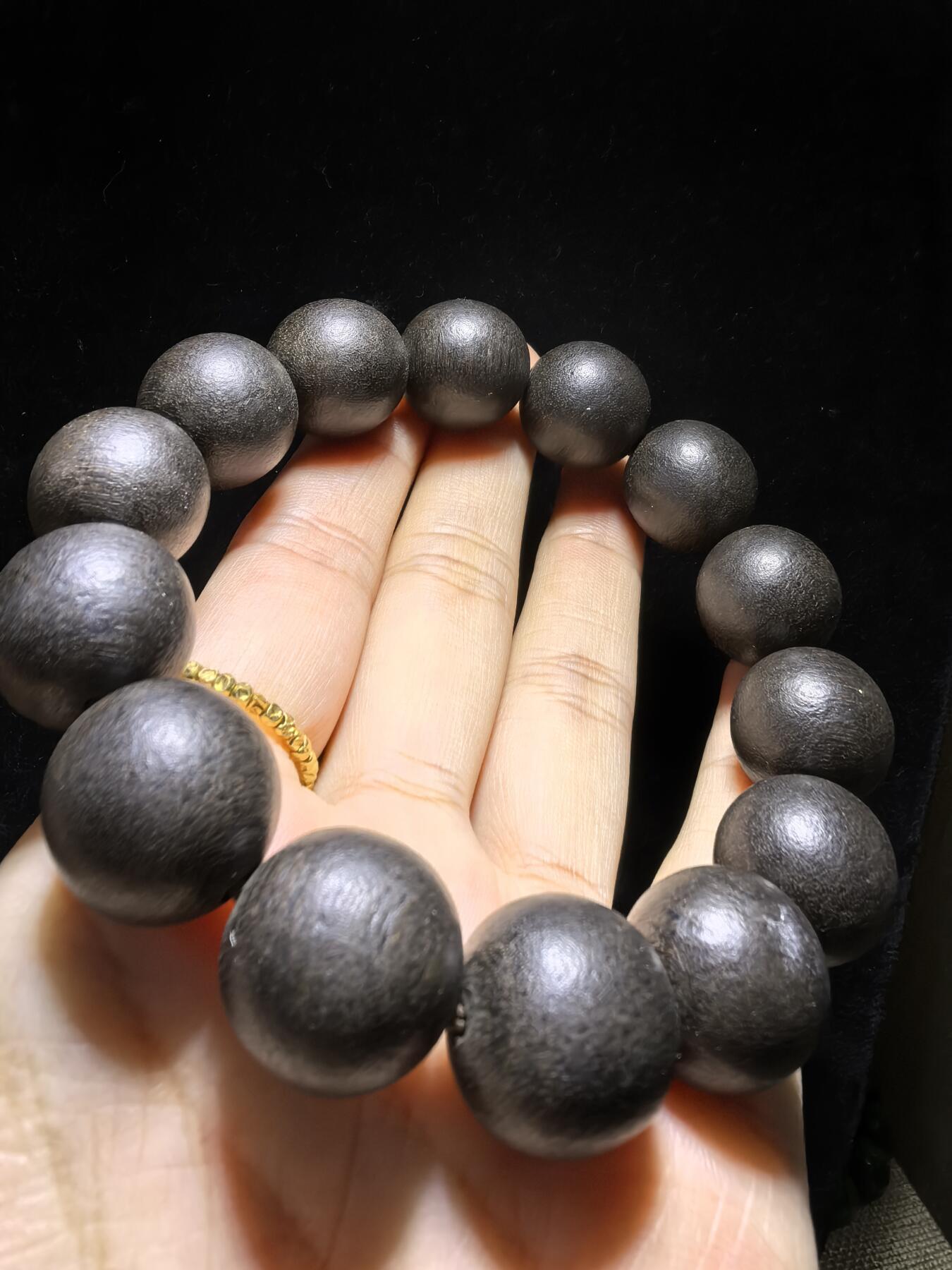 达拉干沉香手串佛珠男款，达拉干药沉，香味浓郁醇厚沁人心脾，佩戴会随人体体温发生变化表现出韵味的扩散性和极强的穿透力！尺寸：16克重：33.4