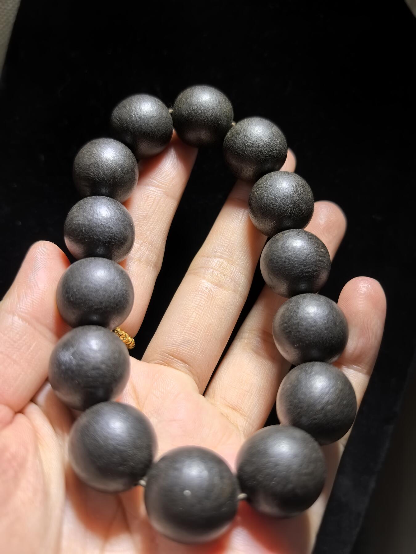 达拉干沉香手串佛珠男款，达拉干药沉，香味浓郁醇厚沁人心脾，佩戴会随人体体温发生变化表现出韵味的扩散性和极强的穿透力！尺寸：16克重：33.4