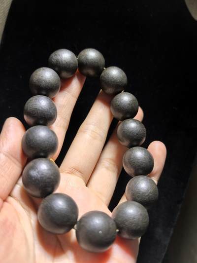 达拉干沉香手串佛珠男款，达拉干药沉，香味浓郁醇厚沁人心脾，佩戴会随人体体温发生变化表现出韵味的扩散性和极强的穿透力！尺寸：16克重：33.4