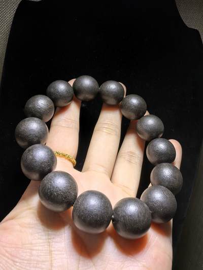 达拉干沉香手串佛珠男款，达拉干药沉，香味浓郁醇厚沁人心脾，佩戴会随人体体温发生变化表现出韵味的扩散性和极强的穿透力！尺寸：16克重：33.4