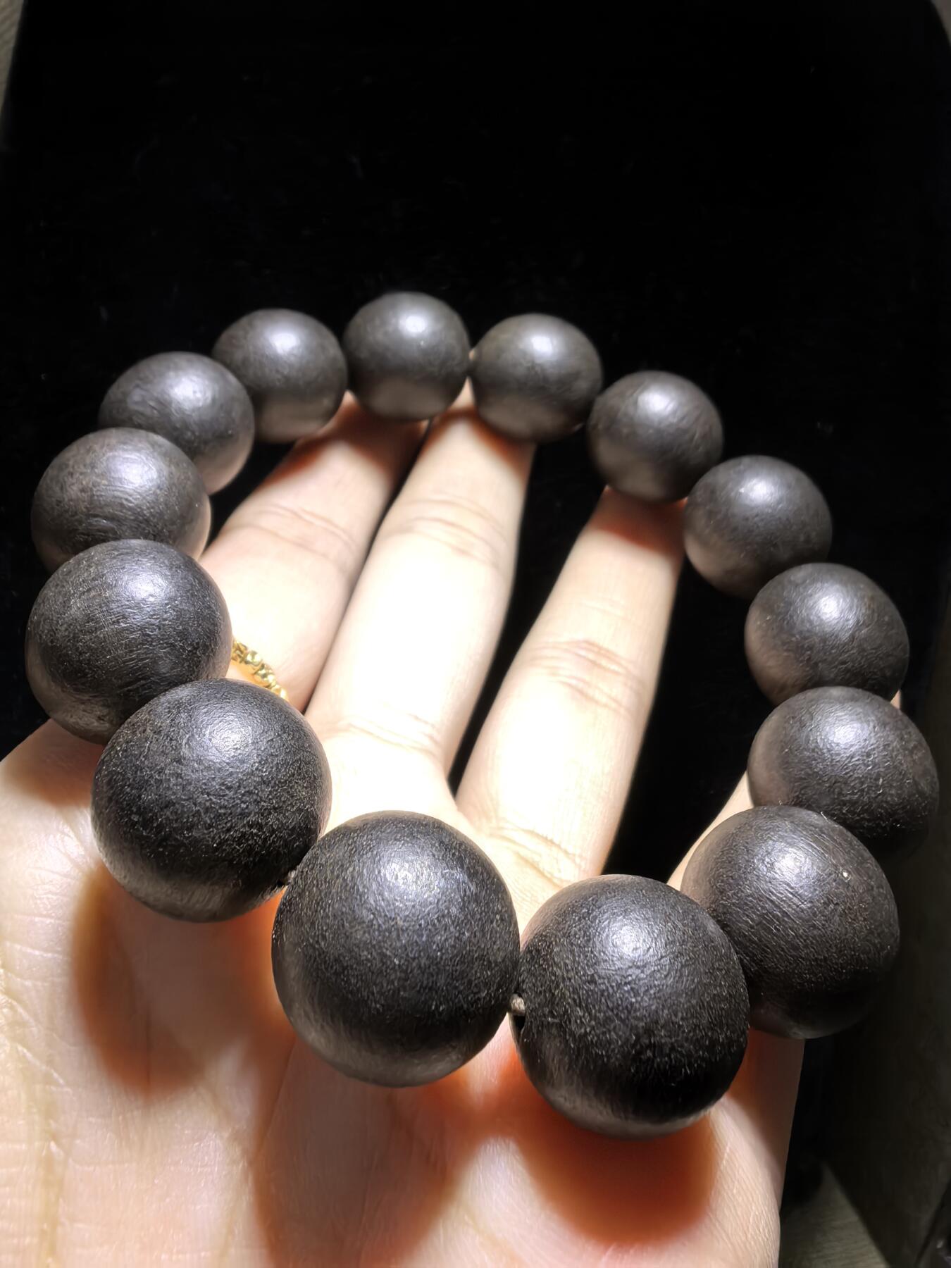 达拉干沉香手串佛珠男款，达拉干药沉，香味浓郁醇厚沁人心脾，佩戴会随人体体温发生变化表现出韵味的扩散性和极强的穿透力！尺寸：16克重：33.4