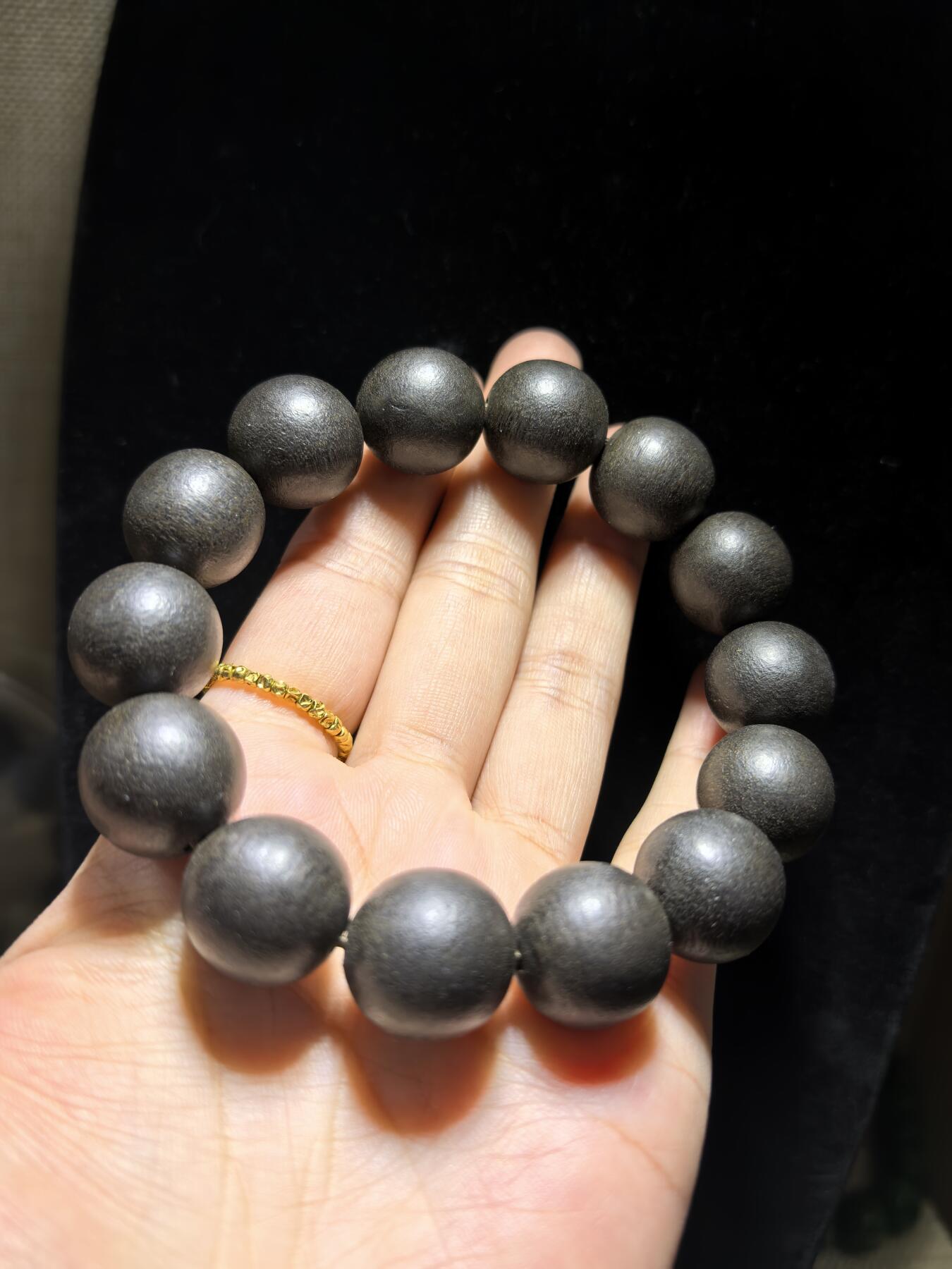 达拉干沉香手串佛珠男款，达拉干药沉，香味浓郁醇厚沁人心脾，佩戴会随人体体温发生变化表现出韵味的扩散性和极强的穿透力！尺寸：16克重：33.4