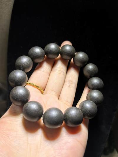 达拉干沉香手串佛珠男款，达拉干药沉，香味浓郁醇厚沁人心脾，佩戴会随人体体温发生变化表现出韵味的扩散性和极强的穿透力！尺寸：16克重：33.4