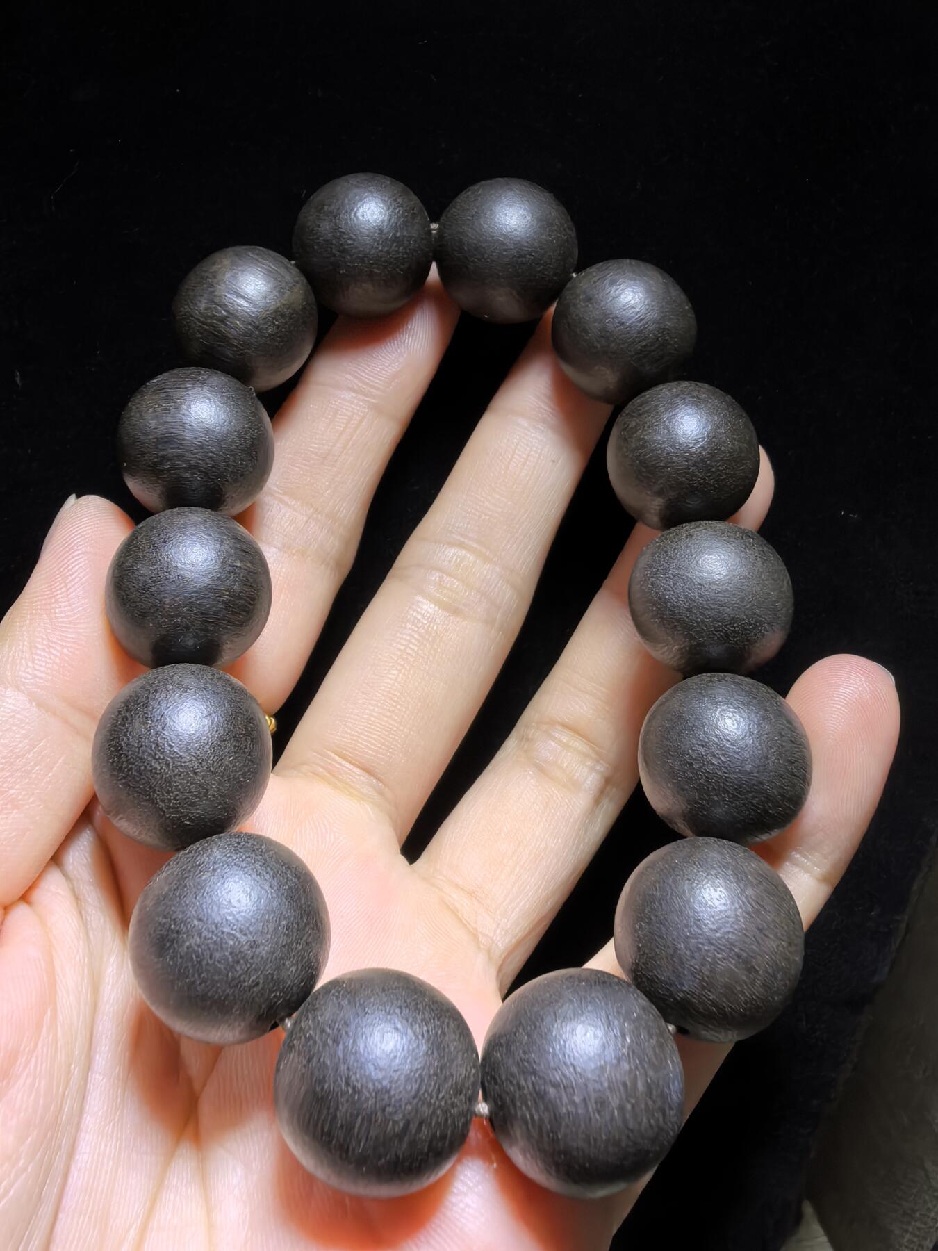 达拉干沉香手串佛珠男款，达拉干药沉，香味浓郁醇厚沁人心脾，佩戴会随人体体温发生变化表现出韵味的扩散性和极强的穿透力！尺寸：16克重：33.4