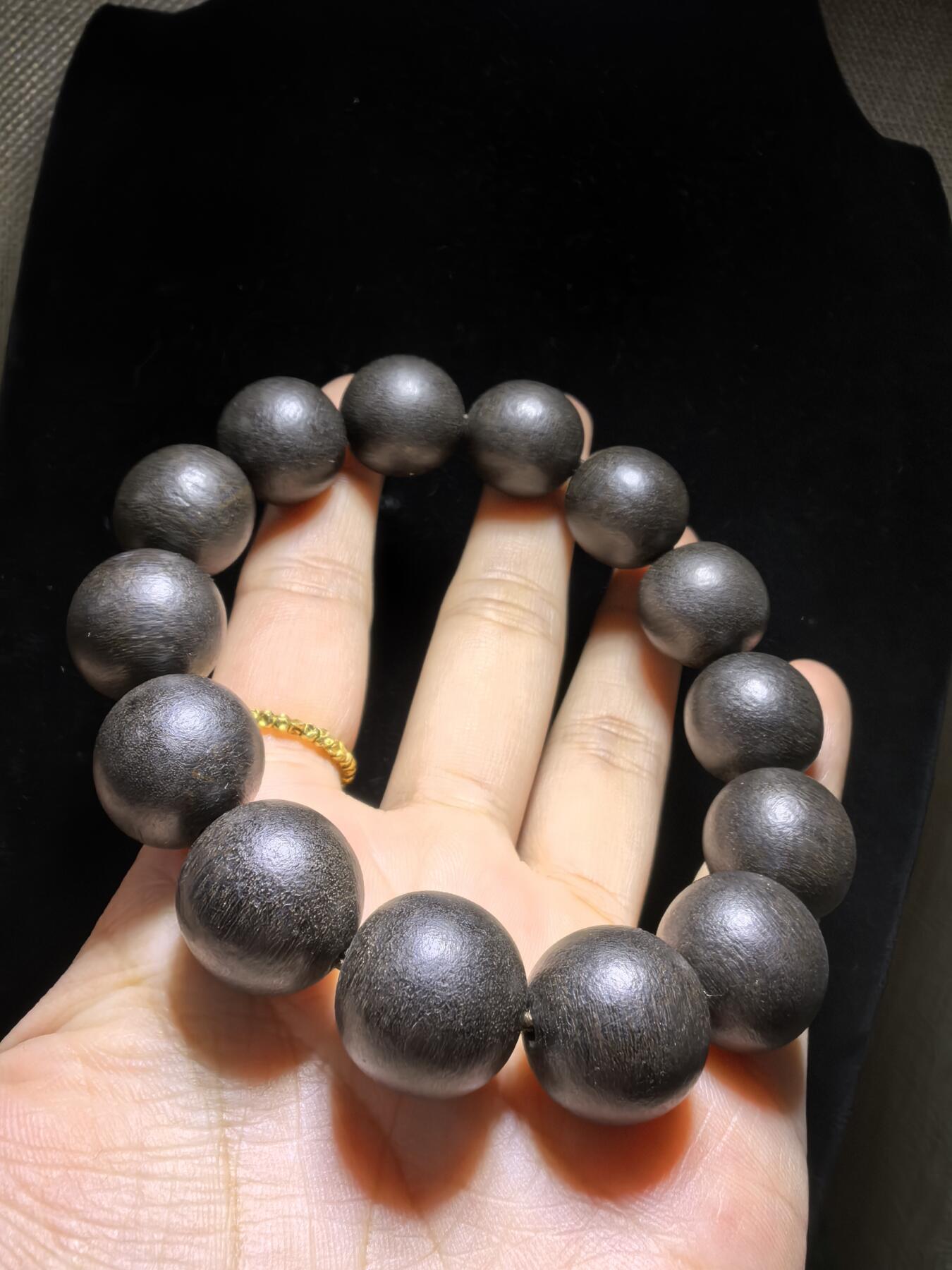 达拉干沉香手串佛珠男款，达拉干药沉，香味浓郁醇厚沁人心脾，佩戴会随人体体温发生变化表现出韵味的扩散性和极强的穿透力！尺寸：16克重：33.4