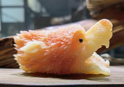 揉骨如玉骨雕狼头手把件男款手捻，精雕细刻，油润十足！尺寸：6.5cm*3.3cm 克重：52.8