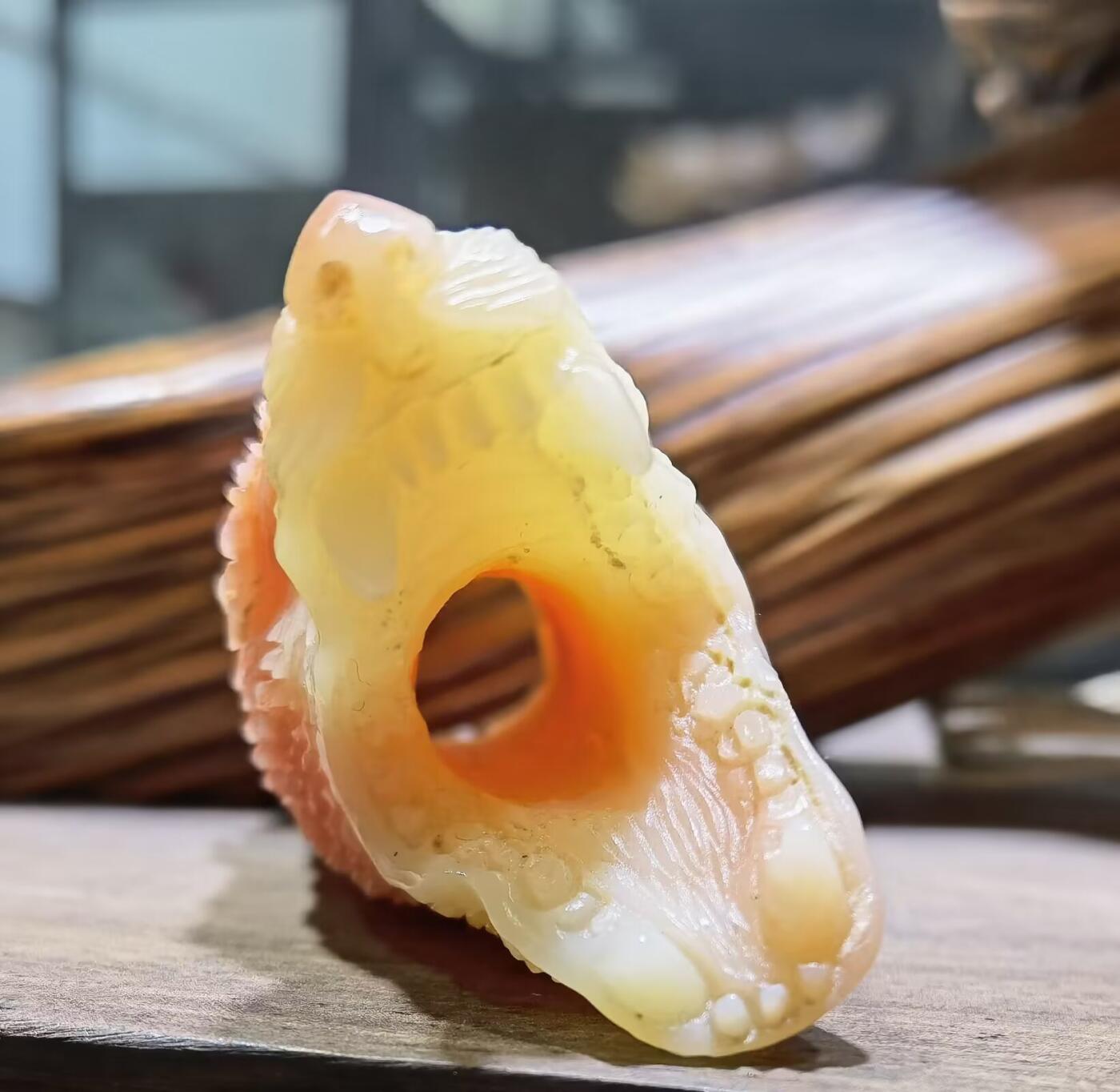 揉骨如玉骨雕狼头手把件男款手捻，精雕细刻，油润十足！尺寸：6.5cm*3.3cm 克重：52.8