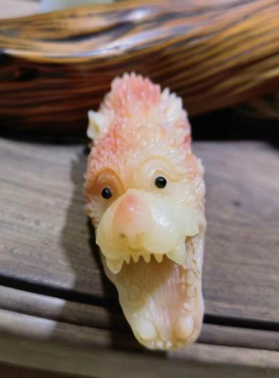 揉骨如玉骨雕狼头手把件男款手捻，精雕细刻，油润十足！尺寸：6.5cm*3.3cm 克重：52.8