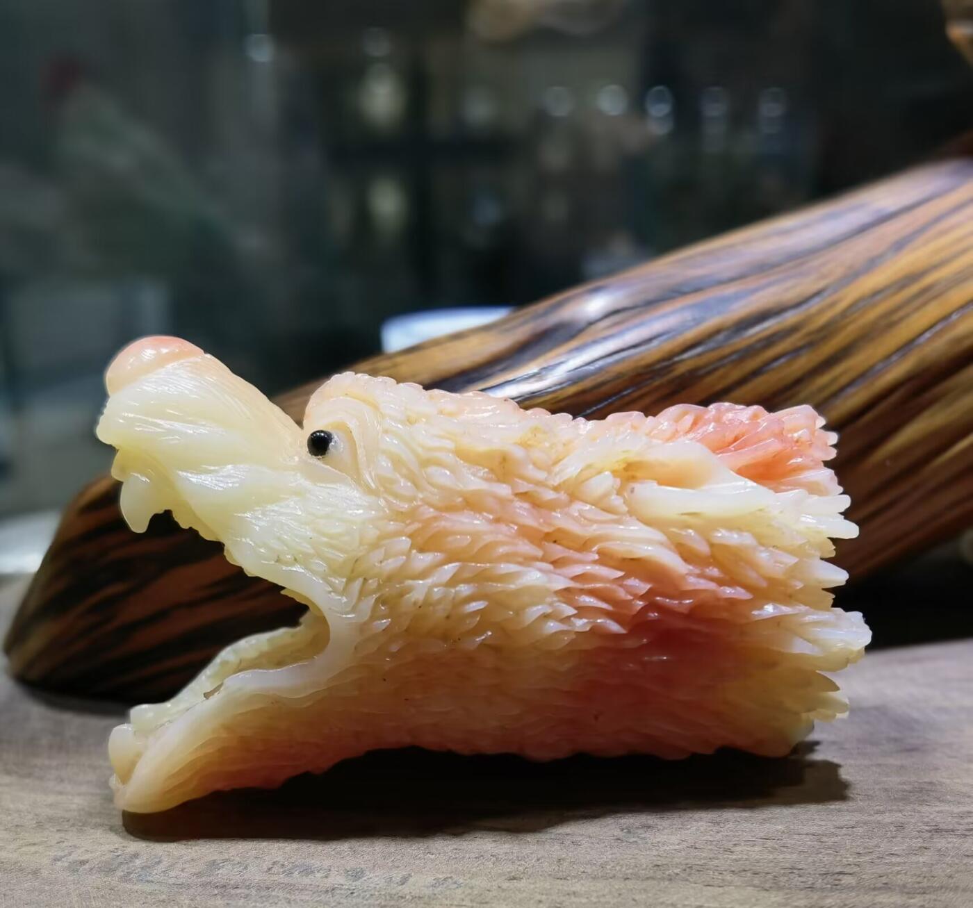 揉骨如玉骨雕狼头手把件男款手捻，精雕细刻，油润十足！尺寸：6.5cm*3.3cm 克重：52.8