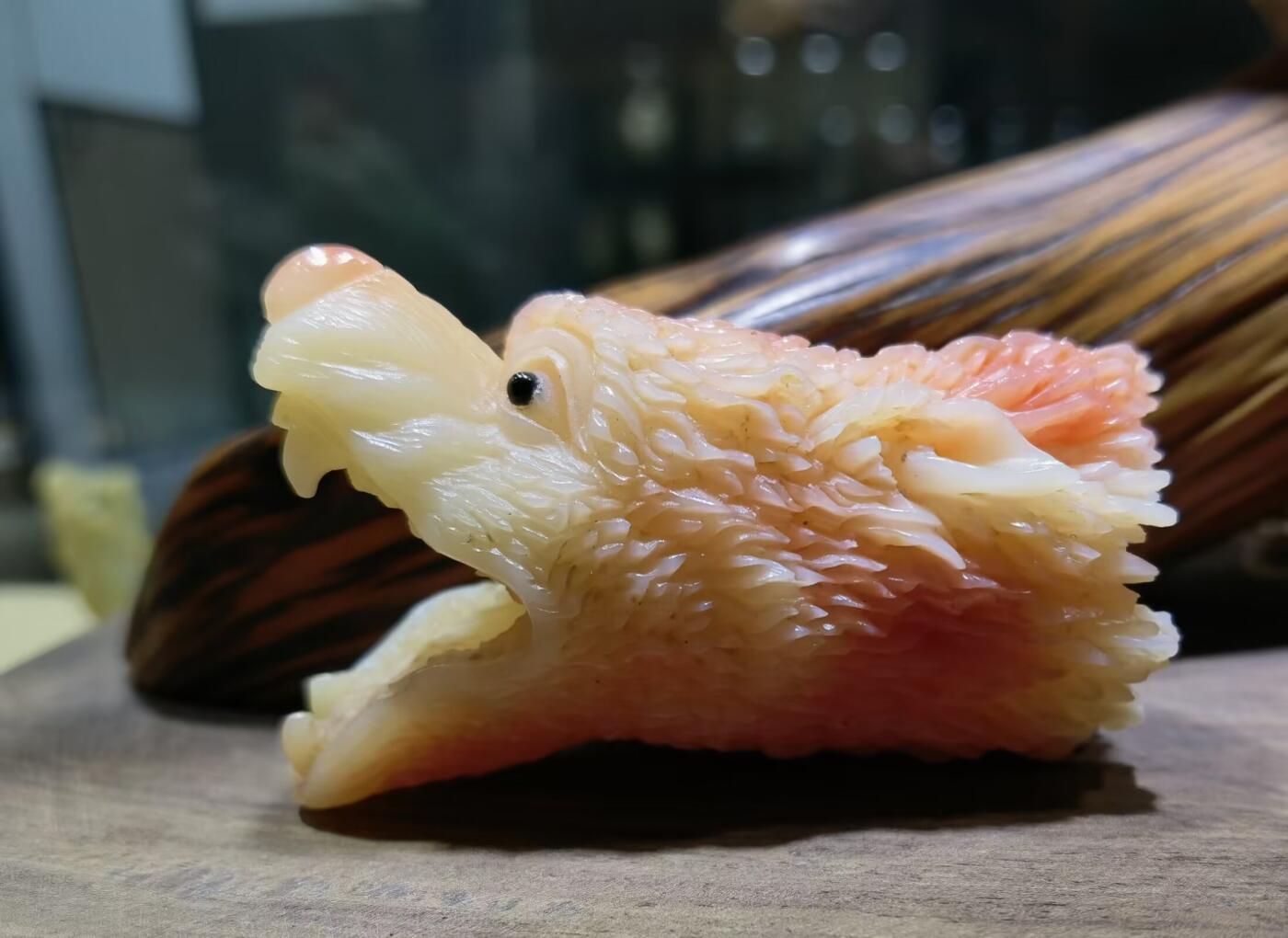 揉骨如玉骨雕狼头手把件男款手捻，精雕细刻，油润十足！尺寸：6.5cm*3.3cm 克重：52.8