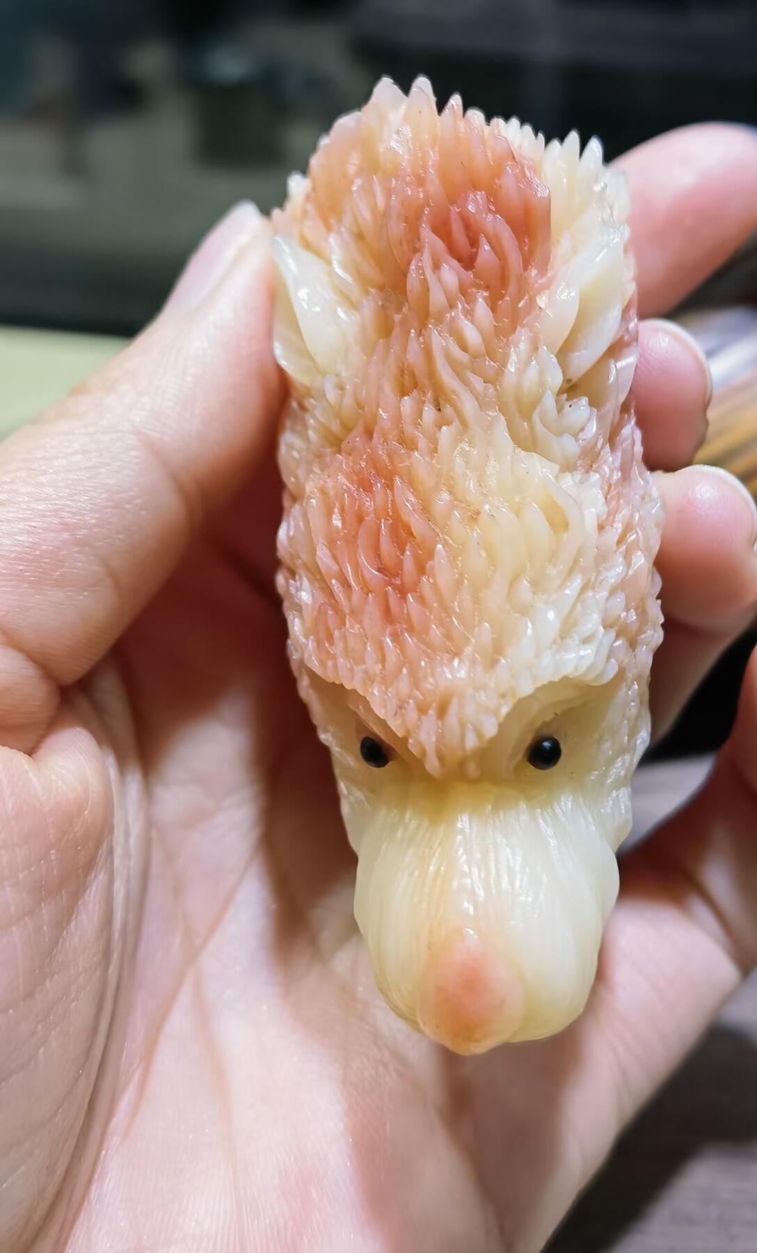 揉骨如玉骨雕狼头手把件男款手捻，精雕细刻，油润十足！尺寸：6.5cm*3.3cm 克重：52.8