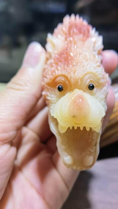 揉骨如玉骨雕狼头手把件男款手捻，精雕细刻，油润十足！尺寸：6.5cm*3.3cm 克重：52.8