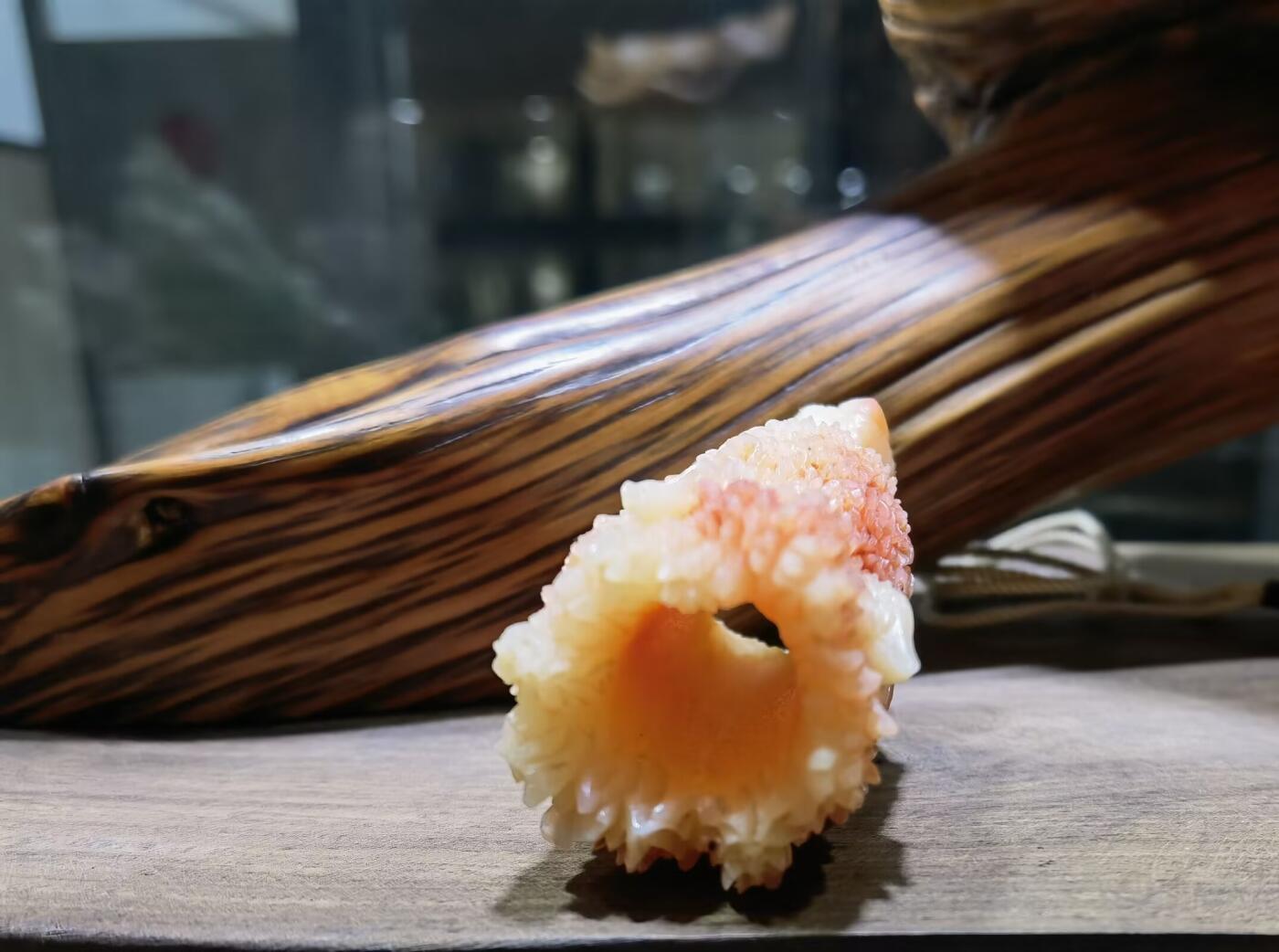 揉骨如玉骨雕狼头手把件男款手捻，精雕细刻，油润十足！尺寸：6.5cm*3.3cm 克重：52.8