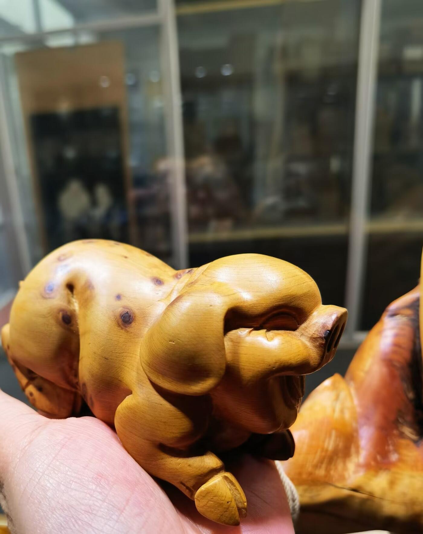 太行崖柏福猪手把件男款，太行崖柏，精雕细刻憨态可掬，福气满满，香味浓郁醇厚，静心安神，嘴巴下方有轻微裂痕，无裂不崖柏，不影响盘玩！尺寸：9cm＊5cm＊6cm