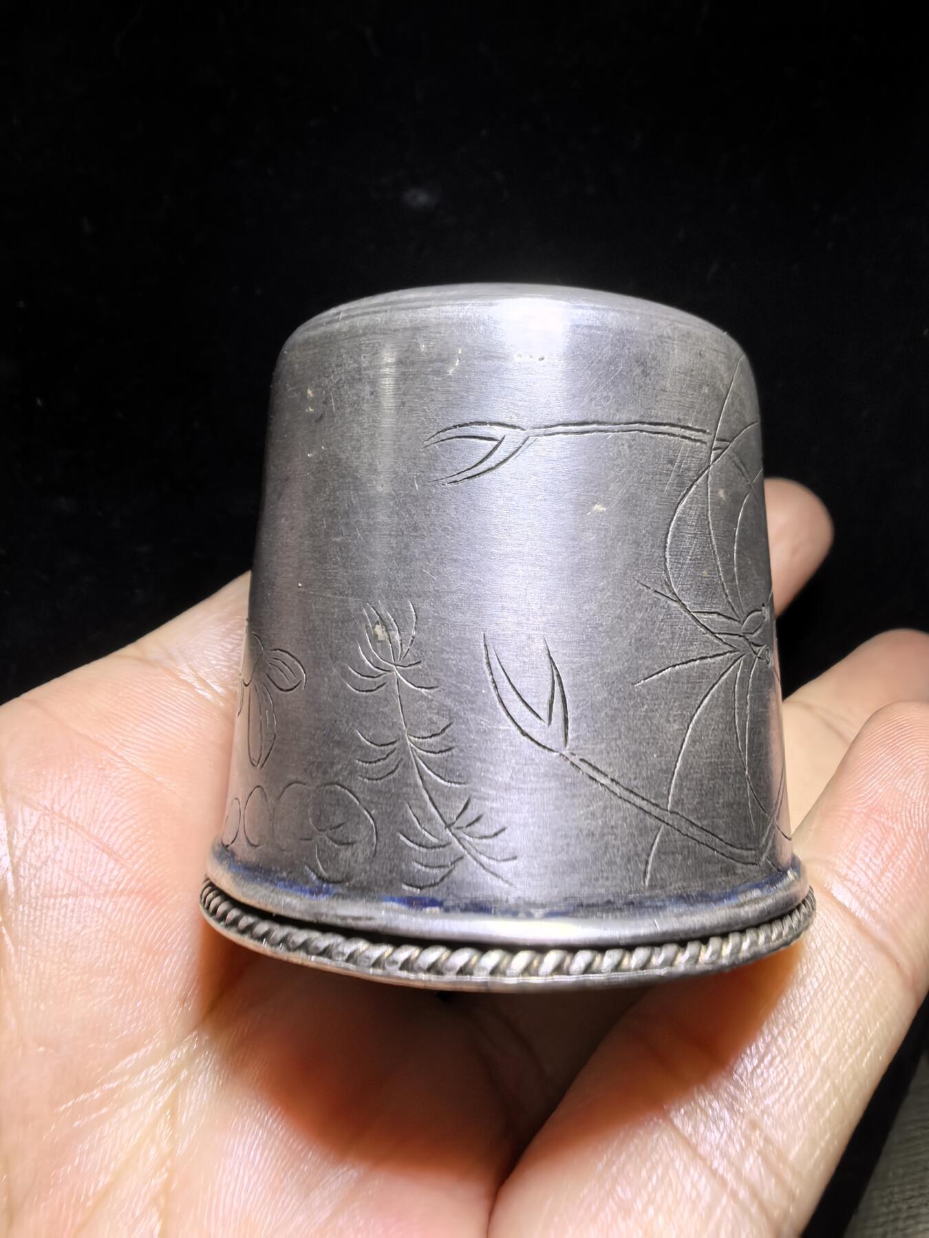 民国浮雕簪刻足银扳指盒摆件，全品如图，实物实拍。尺寸：4.4cm*4.3cm克重：35g