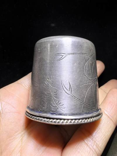 民国浮雕簪刻足银扳指盒摆件，全品如图，实物实拍。尺寸：4.4cm*4.3cm克重：35g