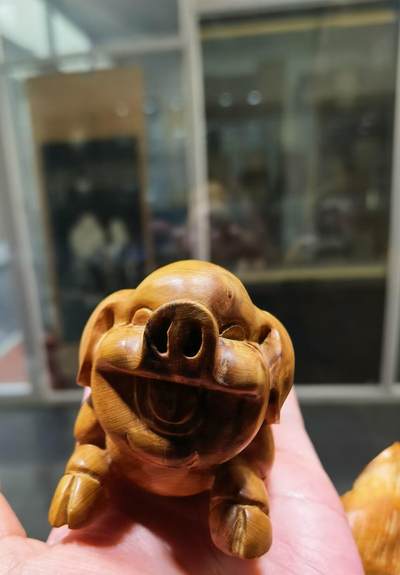 太行崖柏福猪手把件男款，太行崖柏，精雕细刻憨态可掬，福气满满，香味浓郁醇厚，静心安神，嘴巴下方有轻微裂痕，无裂不崖柏，不影响盘玩！尺寸：9cm＊5cm＊6cm