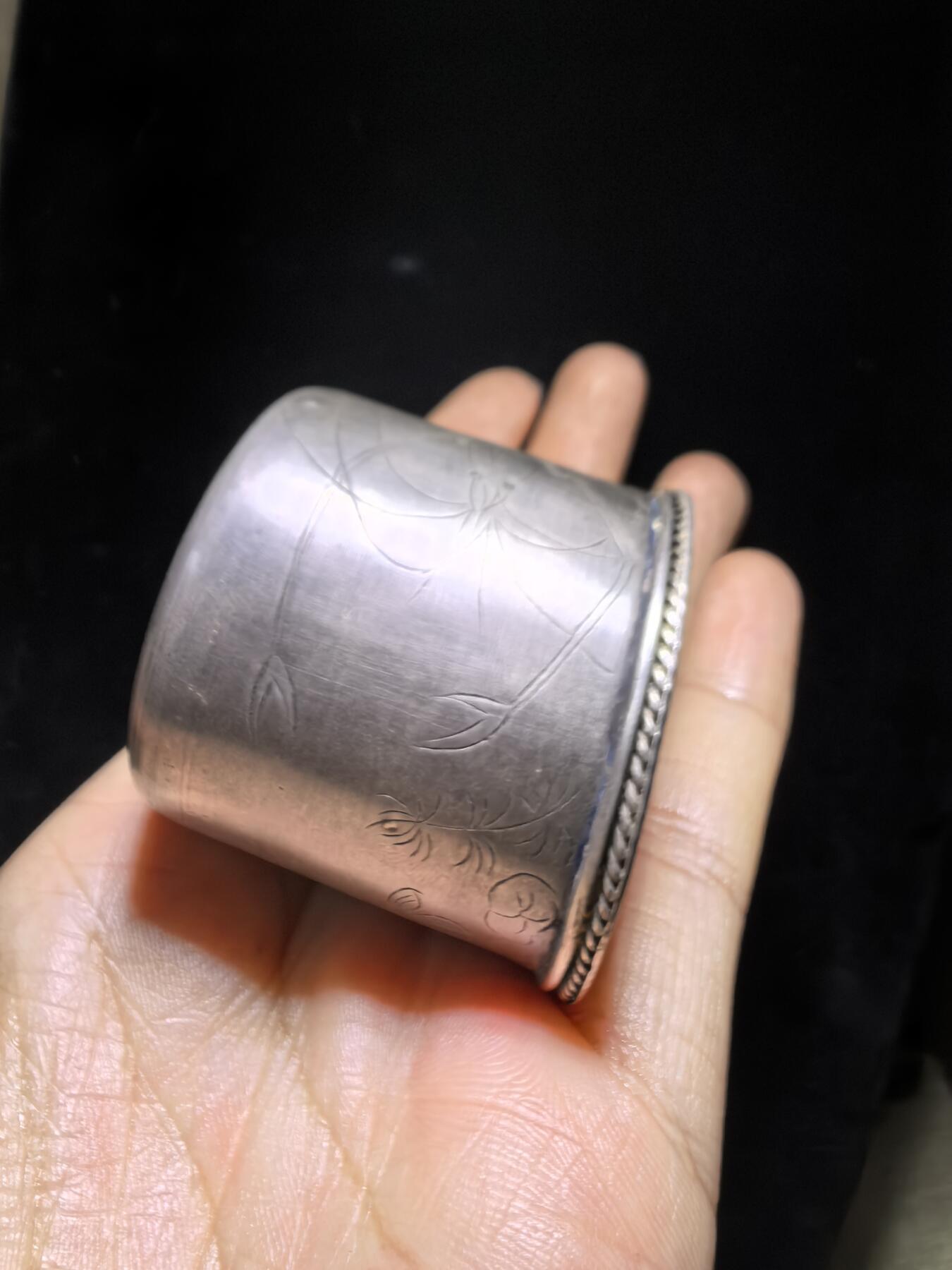 民国浮雕簪刻足银扳指盒摆件，全品如图，实物实拍。尺寸：4.4cm*4.3cm克重：35g