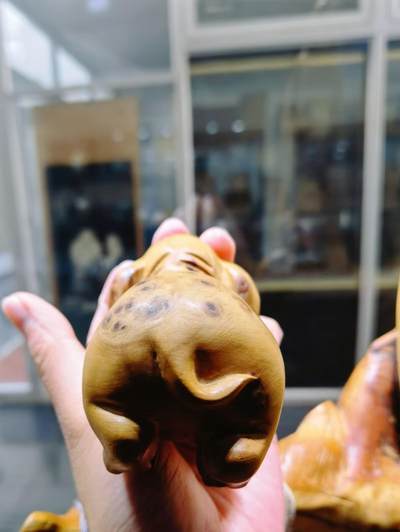 太行崖柏福猪手把件男款，太行崖柏，精雕细刻憨态可掬，福气满满，香味浓郁醇厚，静心安神，嘴巴下方有轻微裂痕，无裂不崖柏，不影响盘玩！尺寸：9cm＊5cm＊6cm