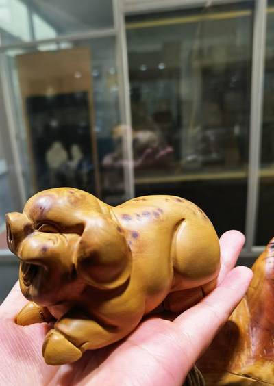 太行崖柏福猪手把件男款，太行崖柏，精雕细刻憨态可掬，福气满满，香味浓郁醇厚，静心安神，嘴巴下方有轻微裂痕，无裂不崖柏，不影响盘玩！尺寸：9cm＊5cm＊6cm