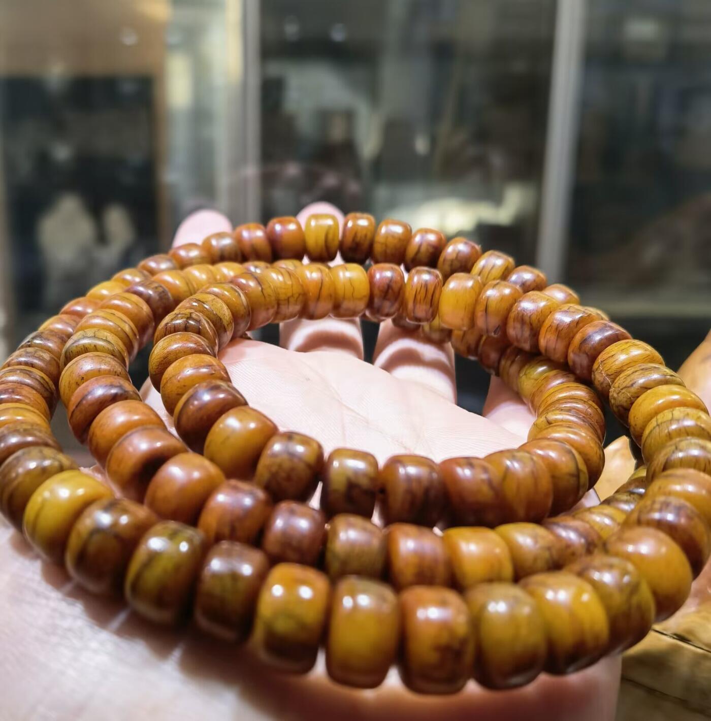 旧藏揉骨如玉佛珠手串男款，包浆醇厚，尺寸：1.0cm＊0.7cm